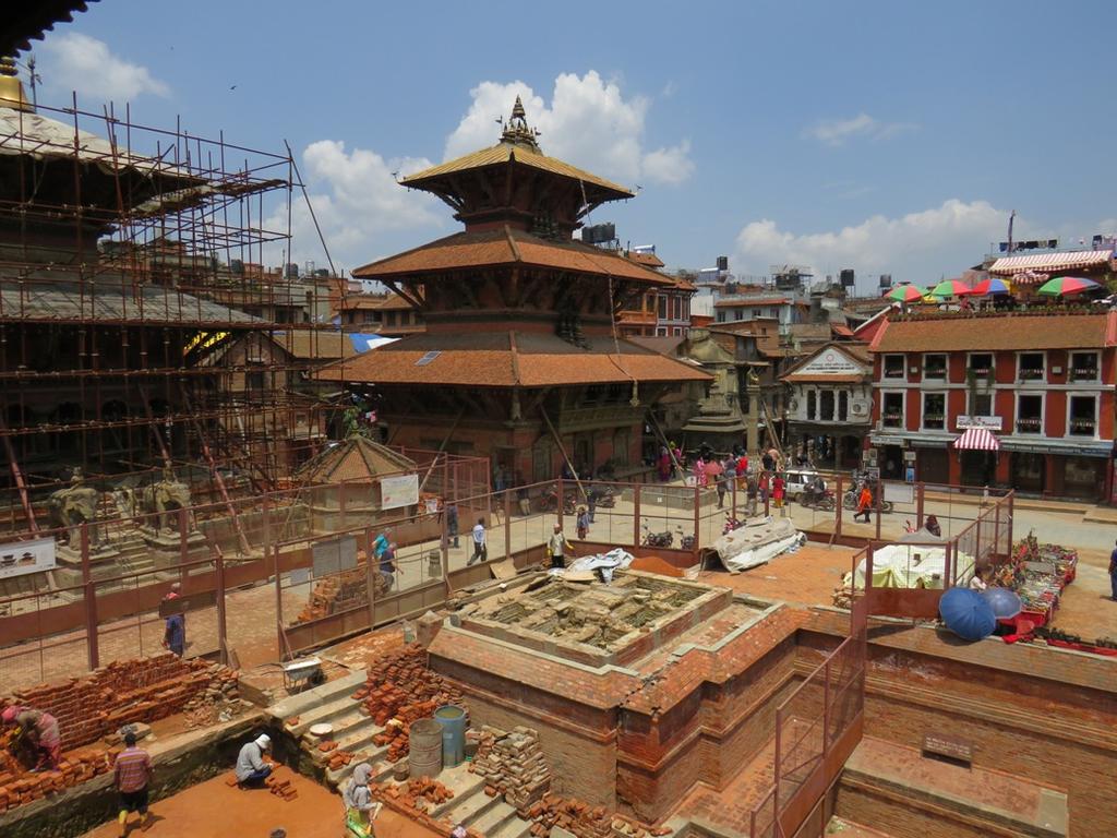 Ook kun je in de gezellige barretjes en restaurants genieten van heerlijke maaltijden. In Kathmandu kom je overal stoepa s, tempels, pagodes en andere heiligdommen tegen.