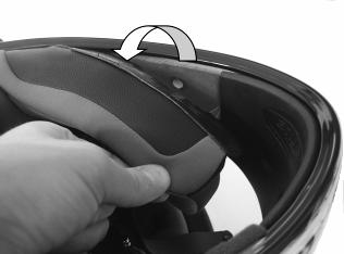 Verwijder het achterste deel van de comfortkap door aan de nekbescherming te trekken tot deze loskomt van de kap. Plaats voorlopig de binnenbekleding uit de helm.