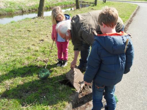 Controle van putten op 8 april 2015 op locatie Zwanebloem-eind door Gerard van Zuijlen en zijn kleinkinderen.