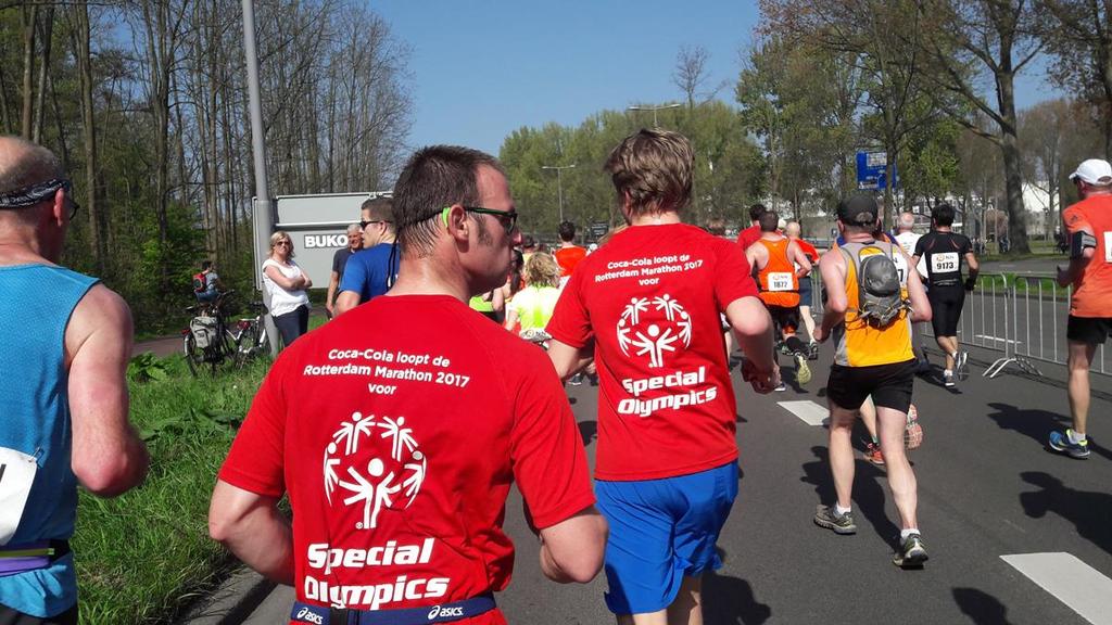 momenten waarbij een sporter boven zichzelf uitstijgt zijn bewonderenswaardig en hartverwarmend. Hoe mooi is het om samen die overwinning te behalen en te vieren.