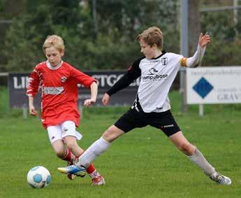 Onze rappe rechtsbuiten Tom kwam na een mooie dieptepas van onze mid-mid Hidde los van zijn bewakers en lobte de bal behendig over de keeper 0-1.