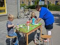 Het schoolplein ligt aan het BSO lokaal en is vanuit het lokaal middels een deur bereikbaar. Het plein is ruim opgezet en voorzien van verschillende speeltoestellen.