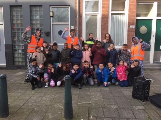 s Ochtends hebben de ouders samen met wijkagent Mitzi in de ouderkamer een