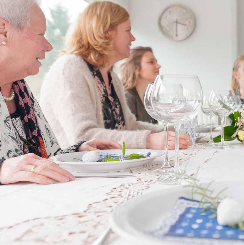 Feestmenu Min 6 pers Keuze Menu Min 8 pers Zalmcocktail Tomatensoep met balletjes Kip met champignonsaus Kroketten (8) Seizoensgroenten Chocomousse Trio van hapjes Soep naar keuze Hoofdgerecht 1