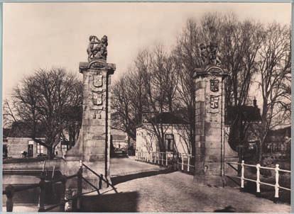 Gezicht op de Schermerpoort met molen de Zwart (Onbekende kunstenaar, ca.