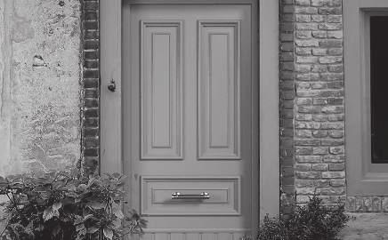 Classic belle etage Een hedendaagse versie van een stijlvolle stedelijke deur. Une version contemporaine d une porte de ville stylisée.