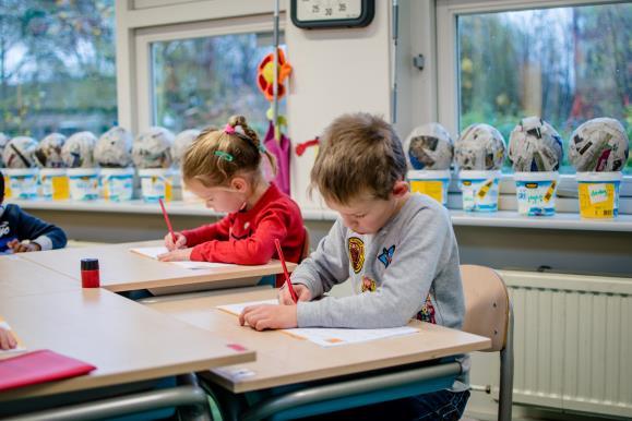 De dag van juf Annet Een donderdag in groep 3a Om 6.00 uur gaat mijn wekker. Ik zorg dat ik zelf klaar ben voor ik mijn zoontje wakker maak. We ontbijten samen, waarna ik hem om 7.