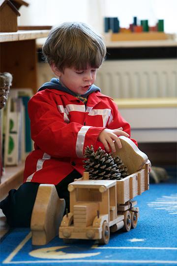 Omgeving De pedagogisch medewerkers creëren een warme en omhullende huiselijke sfeer. Het gebruik van natuurlijke materialen bij de inrichting en bij de aanschaf van spelmaterialen staat voorop.