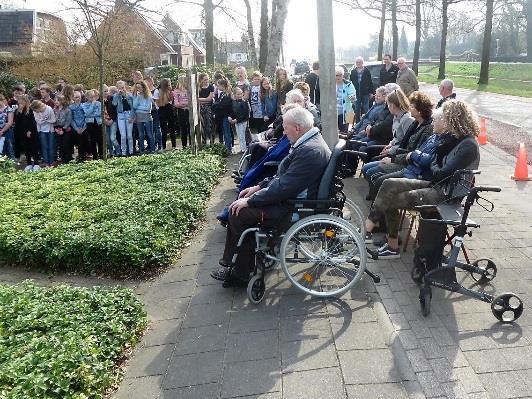 Omdat we het belangrijk vinden dat we blijven herdenken dat er mensen zijn die ervoor gezorgd hebben dat wij nu in vrijheid kunnen leven, werden er