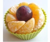 Fruitcupcakejes - mandarijnen - rode druiven - cupcakevormpjes Verwijder de schil van de mandarijn en leg deze in een cirkel