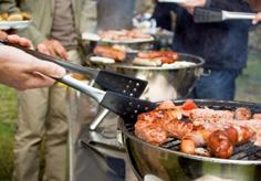 Het BBQ-Diner bestaat uit verschillende gangen en deze gaan wij voor u uitserveren. Zelf hoeven u en uw gasten dus niets te doen. Borden en bestek nemen wij ook mee.