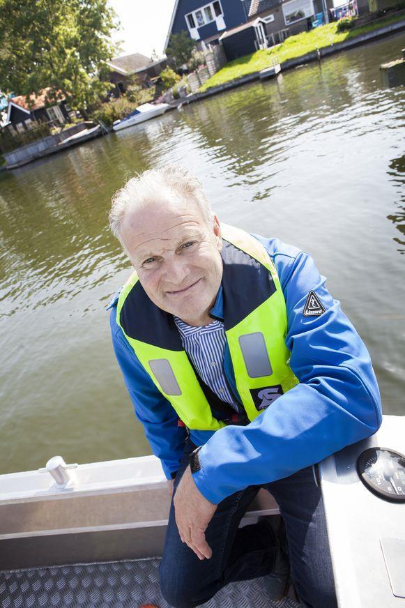 andere kant, de mens beperkt de natuur ook door bijvoorbeeld de steile oevers die we hebben gemaakt langs grote delen van de Vecht. Daar kan maar weinig groeien.