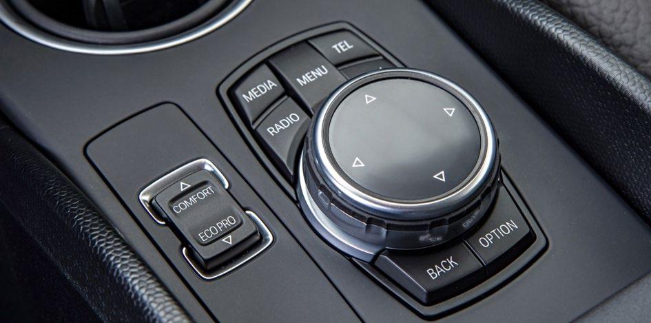 Dashboard controls Alle functies van de auto op het display op het dashboard bedient u met de idrive knoppen tussen de voorstoelen. De meeste functies kunt u ook bedienen met de knoppen op het stuur.