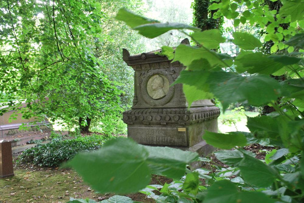 UGent wordt peter van 8 graven van oudprofessoren op de Westerbegraafplaats De Universiteit Gent ondertekent op 20 juni 2018 op de Westerbegraafplaats een overeenkomst met de Stad Gent voor het