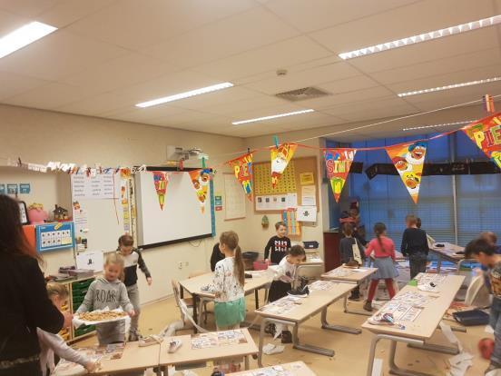 Ojee... Vanochtend was het één grote rommel op onze school! Vannacht is namelijk de rommelpiet in de klassen geweest! Gelukkig heeft hij ook onze schoentjes gevuld met iets lekkers.