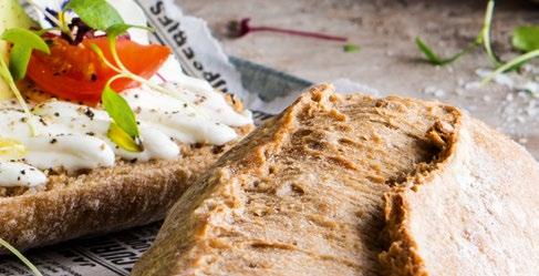 bakinstructies. 2 Snij de afgekoelde piccolo doormidden en bestrijk met skyr. 3 Beleg dakpansgewijs met avocadoplakjes.