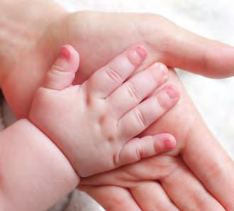 In afbeelding 48 zie je de hand van een baby in de hand van zijn vader liggen. Afb. 48 8 De hand van de vader is heel vroeger net zo klein geweest als die van de baby.