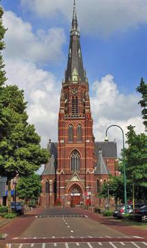 Rijen - Maria Magdalenakerk Hoofdstraat 60 Op de plaats en de fundering van het eerste oude kerkje werd een grote nieuwe neo-gotische kerk gebouwd.