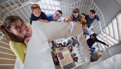 62Op stap in Izegem Workshop borsteltje maken De leerlingen trekken met de hand een mini borsteltje in de vorm van een diertje en maken er een sleutelhanger van.