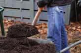 kunstwerk te maken. Fijn snoeihout kan gebruikt worden in een takkenwal of na versnipperen dienen als bodembedekker.