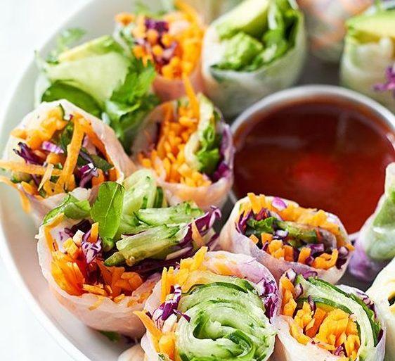RECEPTEN FRESH VEGGIE SPRING ROLLS (20 MIN) Serves: 8 INGREDIENTS Ingredients 1 yellow bell pepper, cut into stripes 3 cups baby spinach 1 zucchini, julienned 2 carrots, julienned 3 leaves red
