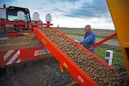 Inleiding Akkerbouw en de aardappelteelt zijn onlosmakelijk met elkaar verbonden. Veel akkerbouwers hebben zich in de aardappelteelt gespecialiseerd.