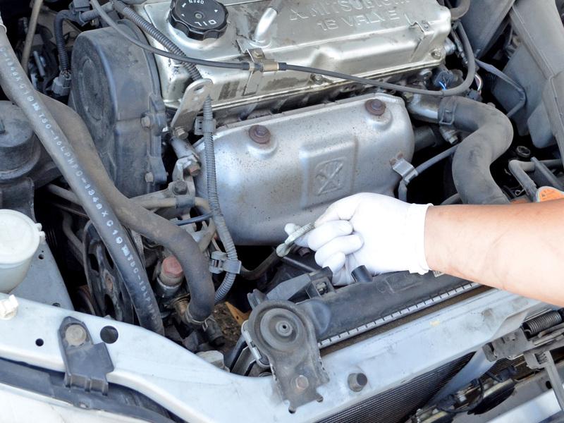 Stap 15 Zoek de oliepeilstok. Het heeft een witte handvat en is aan de voorzijde passagierszijde van de motor.