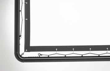 De robuuste buisconstructie houdt het doek strak zodat het scherm vrij kan hangen vanaf een trussconstructie; geschikt voor grote evenementen.