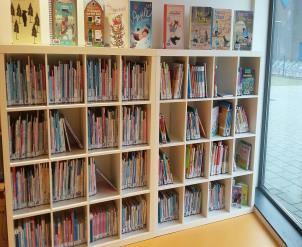 Bibliotheek Wat zijn we blij dat alle boeken voor de jeugd in Hoeven op Het KansenRijk een plekje hebben gekregen.