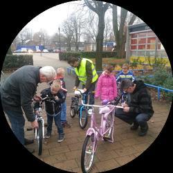 Sparen voor je schoolbieb Sparen voor je schoolbieb Van 4 t/m 15 oktober is het weer Kinderboekenweek. Tijdens de Kinderboekenweek organiseert Bruna de actie: Sparen voor je schoolbieb.