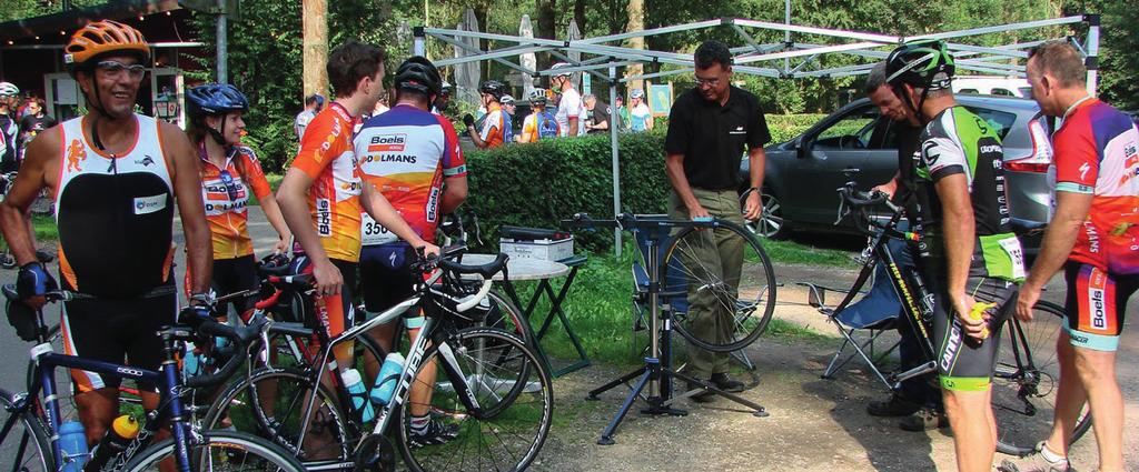 REGLEMENT & ONDERSTEUNING Juryauto s In de wagens van Juryauto.nl in de opvallende kleur Tour de France rood zitten de coördinatoren en de koersdirectie die mede toezien op uw veiligheid.