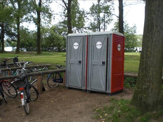 dalisme. De gemeente heeft echter twee mobiele toiletten geplaatst op de parkeerplaats nabij de toegang tot de ligweide.