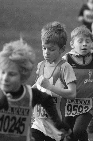 Een kleine bezetting bij de miniemen meisjes: 5 atleetjes en daarbij 2 Vliegende Schoenen: Manon en Julie. Manon werd 3 de en Julie (al lachend) 4 de.