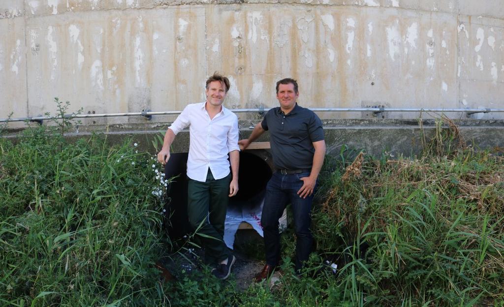 Architect Menno Kooistra en ontwikkelaar Igor Sancisi voor de nauwe ingang tot de silo. Duurzaamheid Een belangrijk selectiecriterium bij de gunning was duurzaamheid.