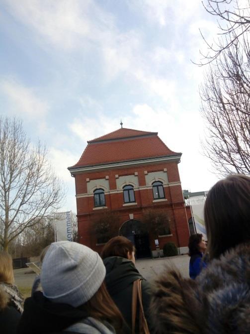 We zijn ook onder de turbines gaan kijken. Toen we weer op school waren moesten we wachten tot dat de school klaar was zodat we met onze partners mee naar hun huis konden gaan.