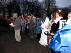 Alle inwoners kunnen op Kerstavond en tijdens de Kerstdagen het licht via eigen lantaarntjes meenemen naar huis.