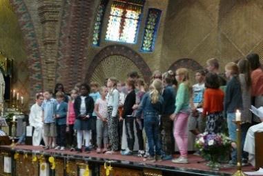 Gezinsvieringen Voor het hele gezin In de kerk vinden we het fijn om samen te vieren. Jij bent van harte welkom om mee te doen.