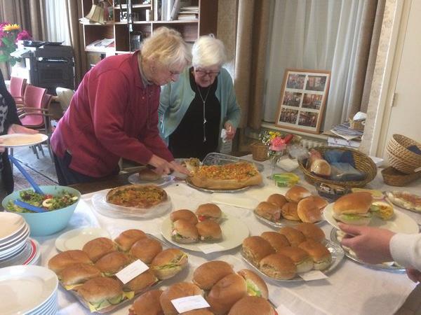 Bijbelcursus afgesloten met gezamenlijke maaltijd Afgelopen vrijdag, 6 april, werd gezamenlijk de bijbelcursus 2017-2018 afgesloten. Het was een zeer gezellige avond in het parochiehuis in Vlissingen.