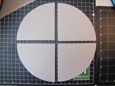 Knip nu een cirkel uit het chipboard van 1mm doorsnede. De cirkle is 21 cm in doorsnede. Snij hem daarna in vier gelijke delen.