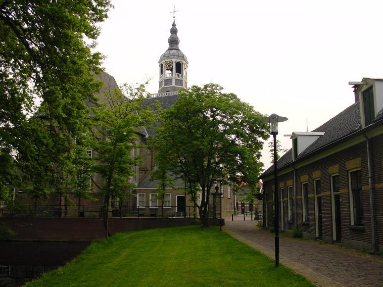 Foto : Grote Kerk Almelo vanaf Kerkplein. Beeldverantwoording : Foto Ommen Meyco van Velzen, foto blinde man - mevr.