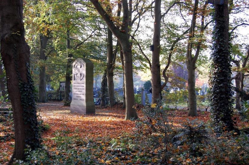 Foto ; Gedenksteen Thomas a Kempis op Agnietenberg, de plek waar Thomas bijna zijn hele leven heeft gewoond en geleefd. 4.