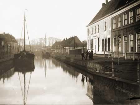 Nadat de zusters kozen voor de Derde Orde kregen ze zielzorg van Johannes vanuit Sint Janskamp. Foto ; Het voormalige Mariaklooster, ten oosten van de Sint Stefanuskerk in Hasselt.