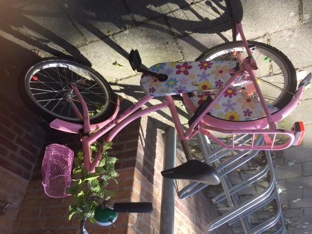Roze meisjesfiets Deze roze fiets staat al vanaf de zomervakantie op het schoolplein, wie is de eigenaresse? Actie Schoenendoos Van schoenendoos tot onvergetelijk cadeau.