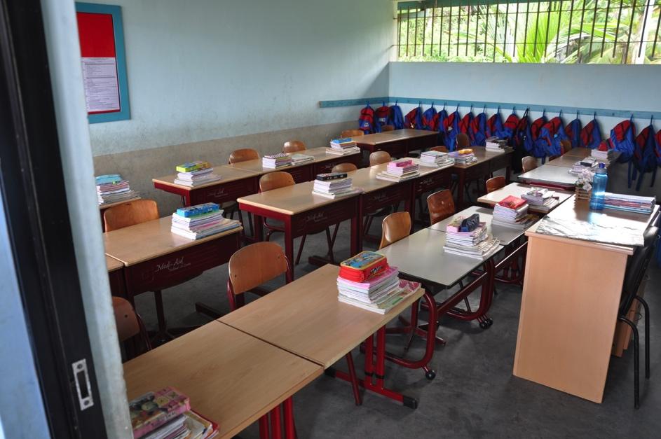 Nu de school verder wordt uitgebreid is er bij Medi-Aid een verzoek binnengekomen om weer meubilair te leveren.