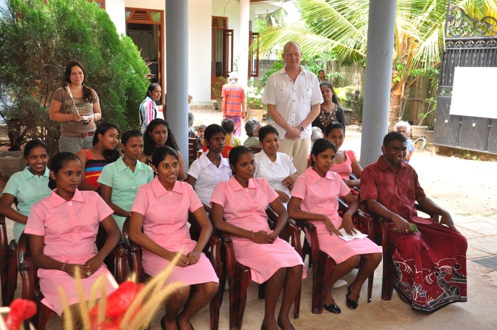 6. Scholing Medi-Aid heen een uitgebreid scholingsprogramma om verzorgenden in Sri Lanka te scholen.