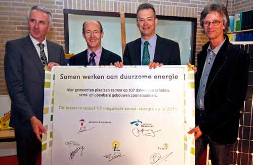 Eerste zonnepaneel op dak basisschool Het Mozaïek Succesvolle samenwerking levert 1,7 megawatt aan elektriciteit op De gemeenten Bronckhorst, Deventer, Olst- Wijhe en Raalte realiseren samen 1,7