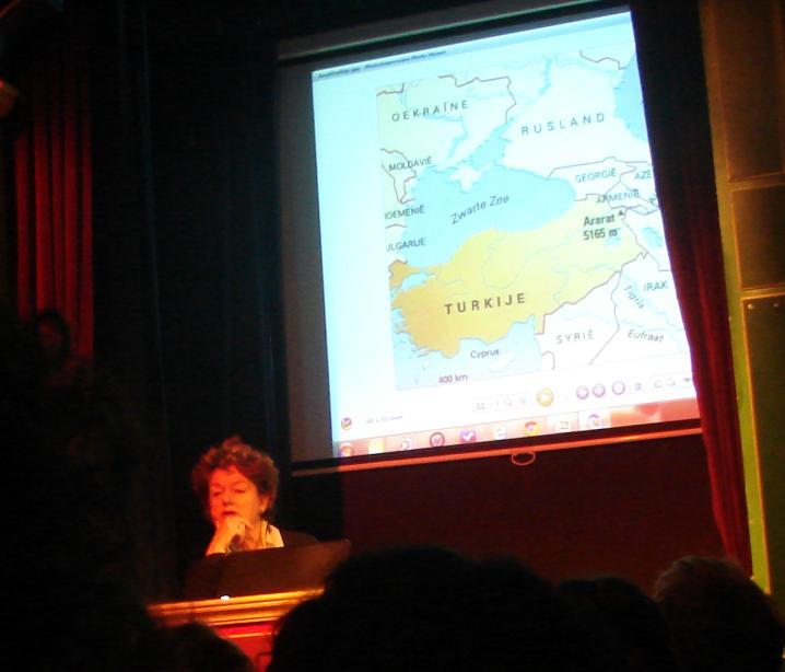 Verslag Bijeenkomst Turkije en de Syrische burgeroorlog Op 8 oktober jl. organiseerde Jonge Atlantici een bijeenkomst over Turkije en de Syrische burgeroorlog in het Torpedotheater in Amsterdam.