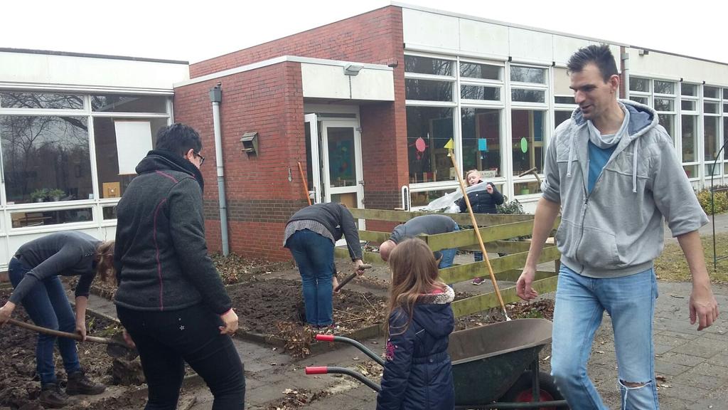 ACTIEVE OUDERS VOOR NL DOET OP DE BENTETOP Aanleg van een schoolmoestuin en opknapbeurt van het kleuterplein Met veel enthousiasme stak op zaterdag 10 maart een groep ouders en leerkrachten de handen