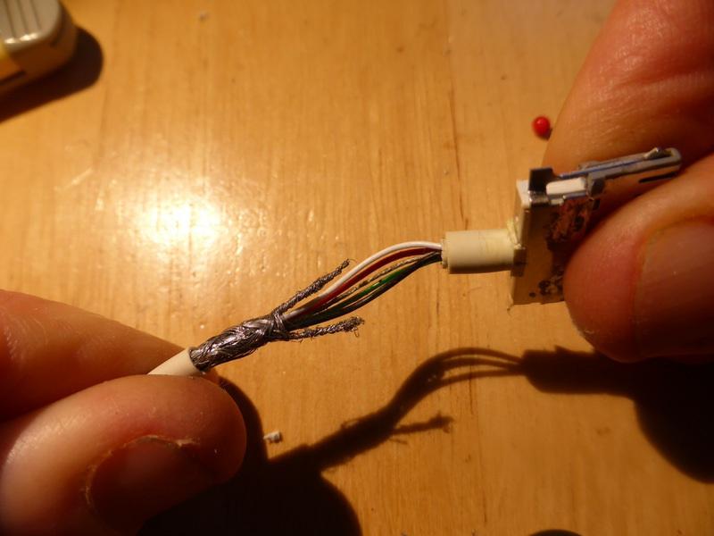 De Apple connector 2 platen gesoldeerd aan de achterkant ervan - een aan de bovenzijde en een aan de onderkant.