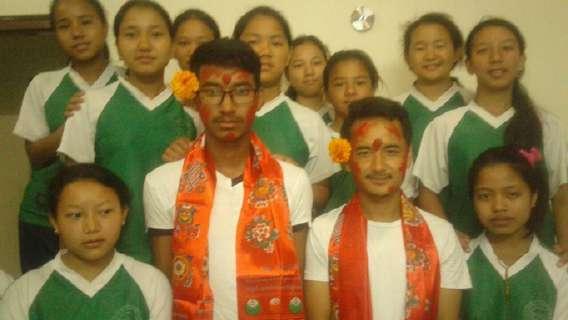 Namaraj en Pasang in de bloemetjes en in hun nieuwe uniform van het LAC Chamba Ghising koos voor beroepsonderwijs, richting hotelwezen. De belangstelling voor deze opleiding is groot.